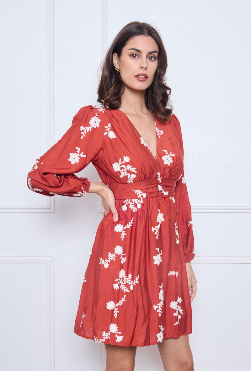 Robe terracotta brodée fleurie