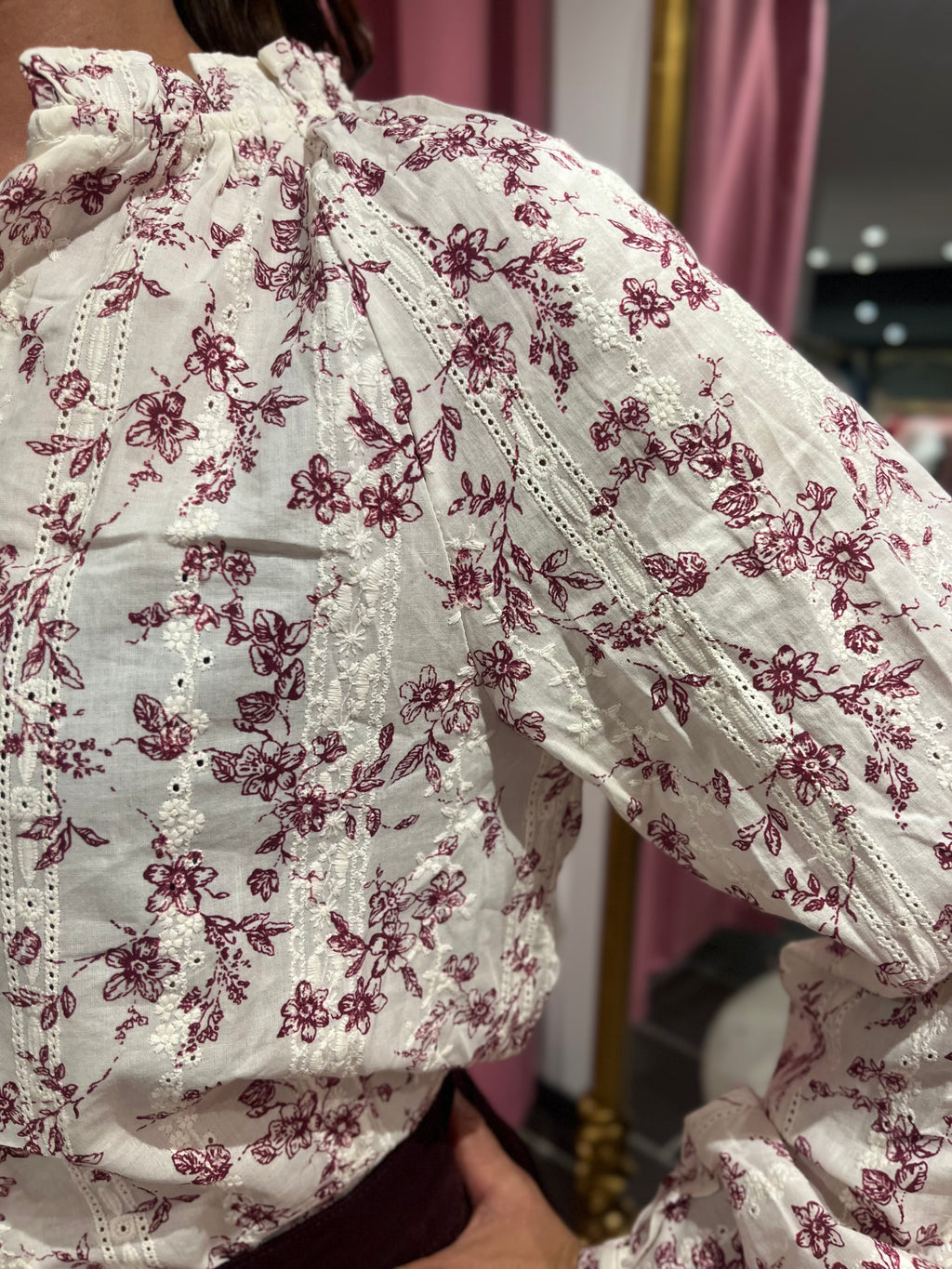 Chemise fleurie écrue & bordeaux – 100 % coton