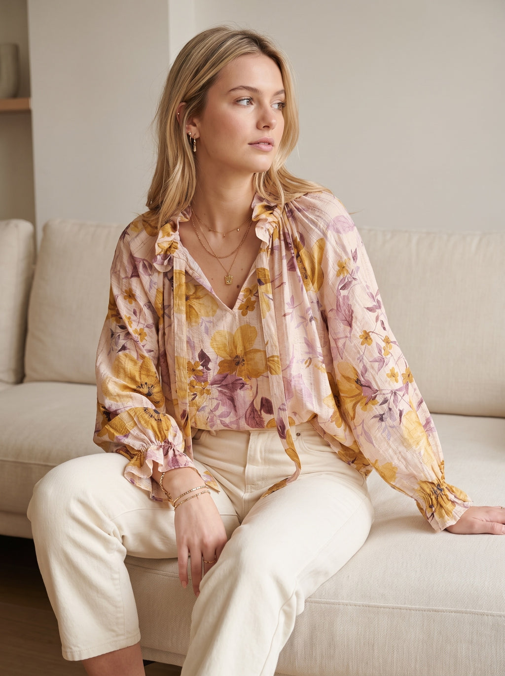 Blouse fleurie rose poudré & moutarde – Détails irisés