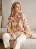 Blouse fleurie rose poudré & moutarde – Détails irisés