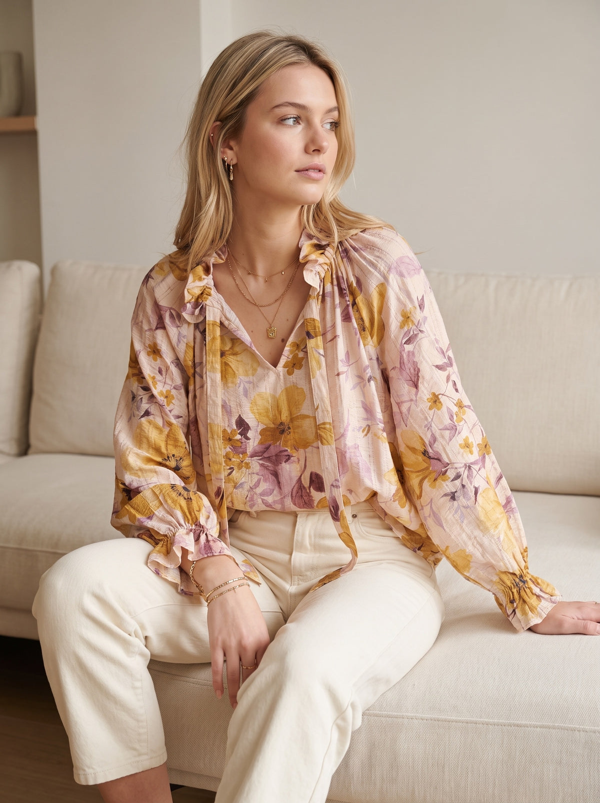 Blouse fleurie rose poudré & moutarde – Détails irisés