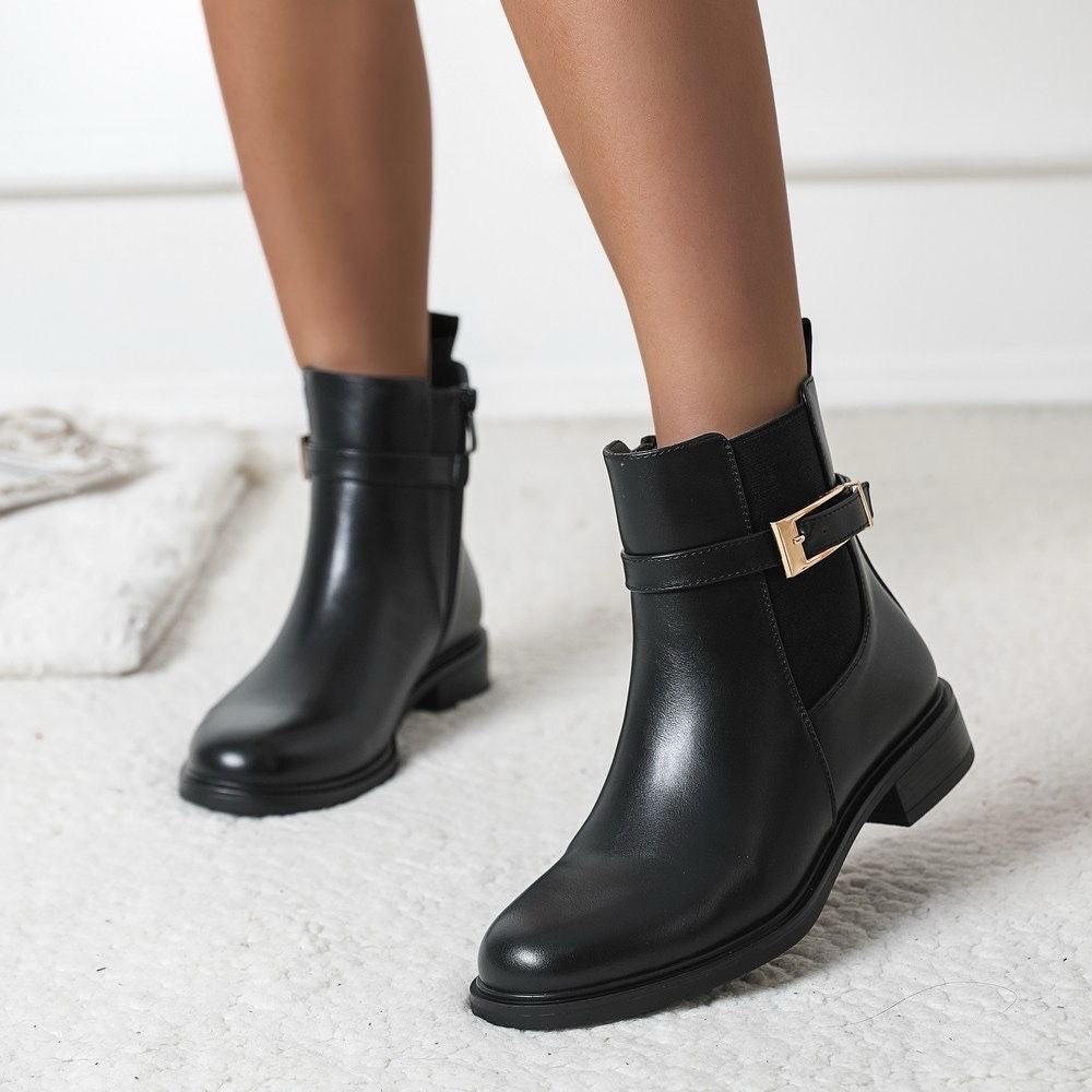 Bottines noires à boucle dorée