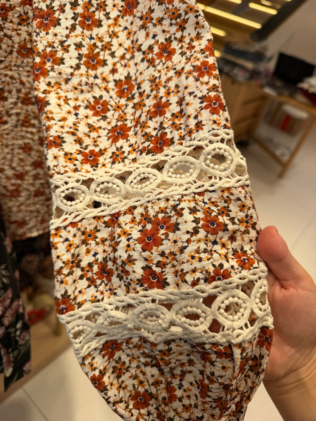 Blouse femme fleurie terracotta à dentelle – Alba
