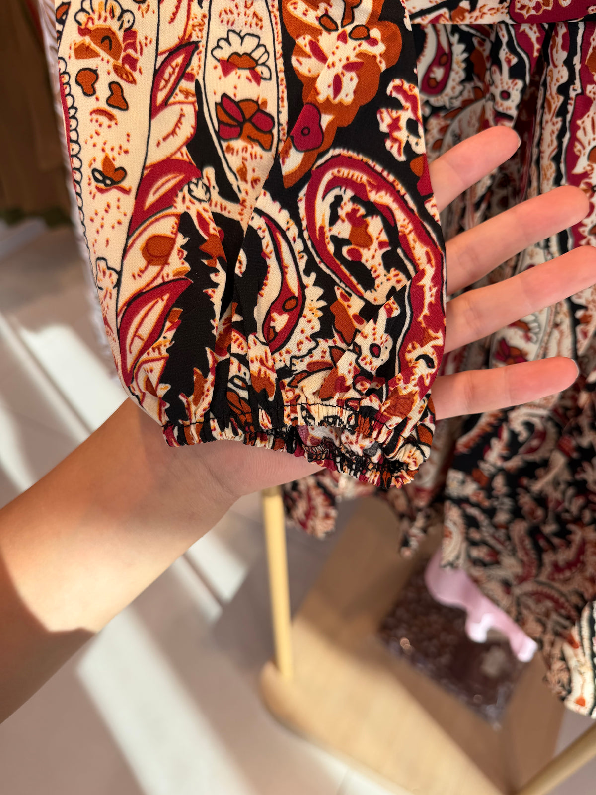 Robe cache-cœur imprimé cachemire – Bordeaux, Noir & Beige