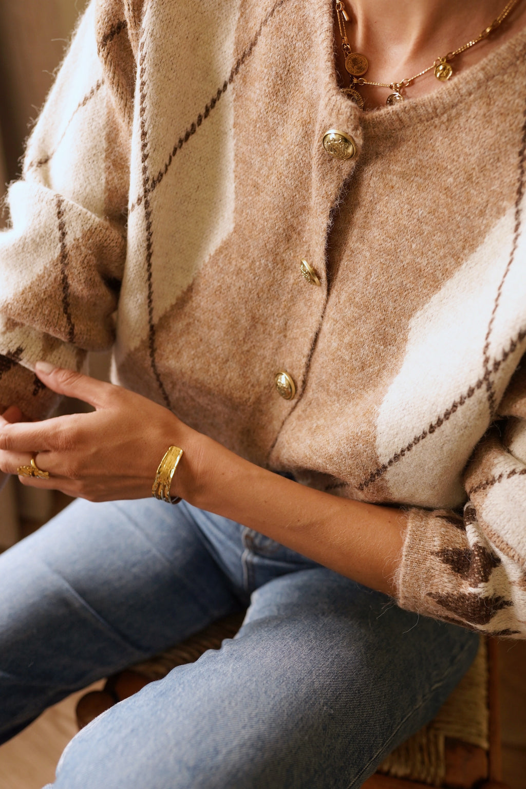 Gilet maille jacquard taupe & écru – boutons dorés