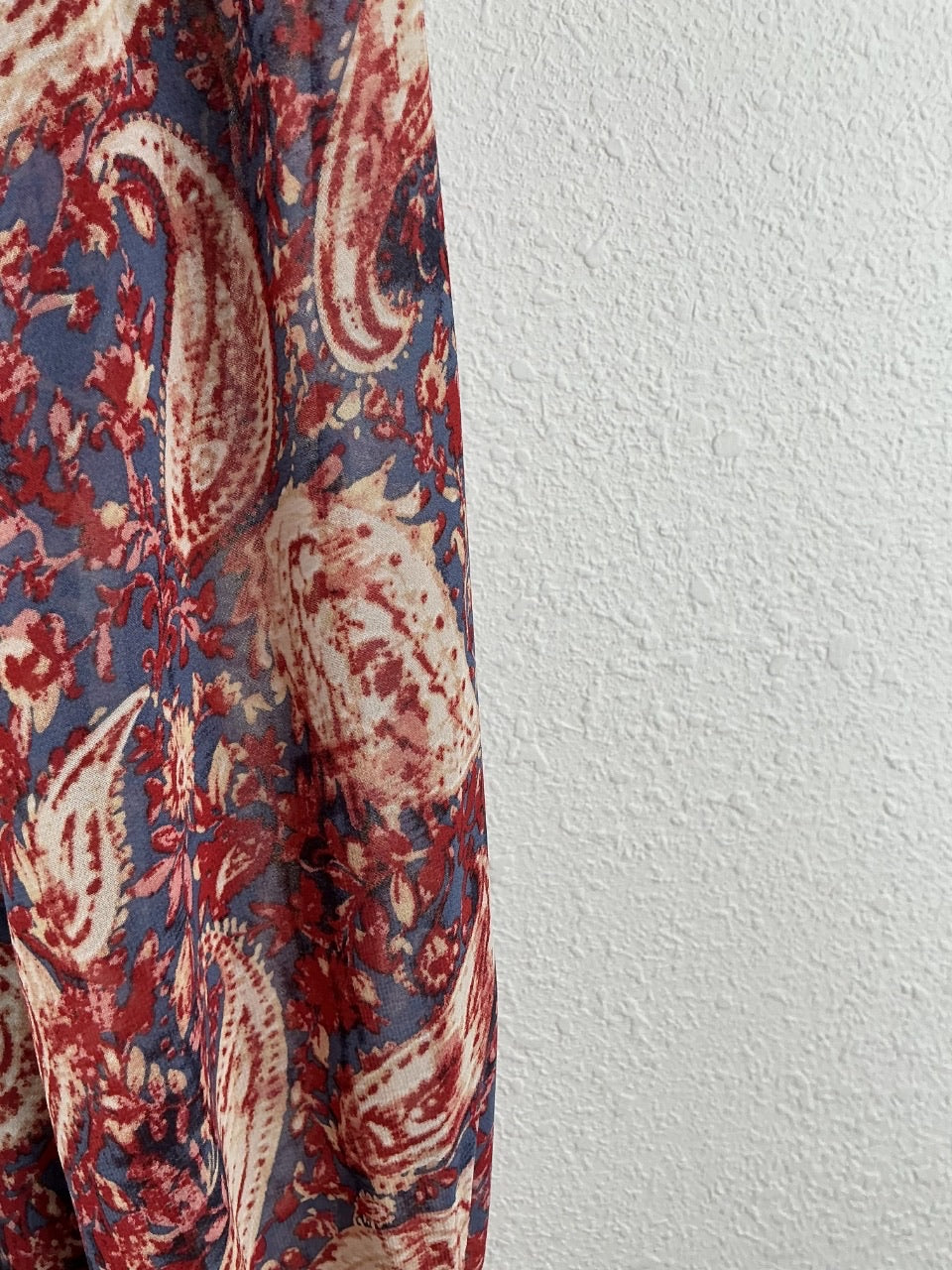 Robe longue imprimée cache-cœur – Bleu & Bordeaux