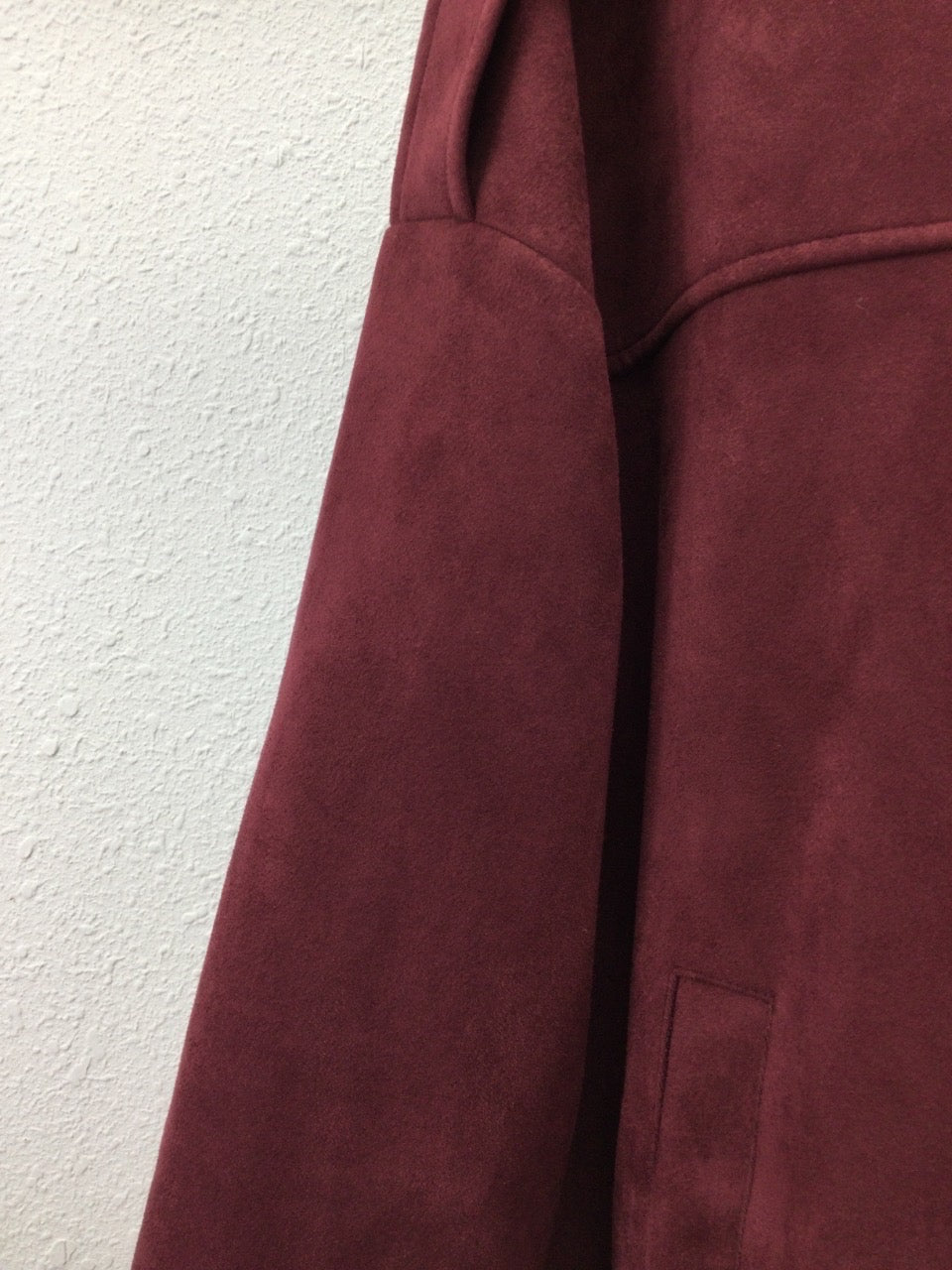Veste effet suédine Bordeaux – Détails dorés