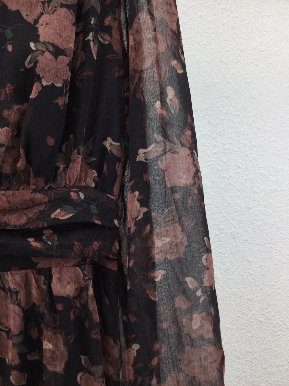 Robe longue fleurie – Noire & vieux rose