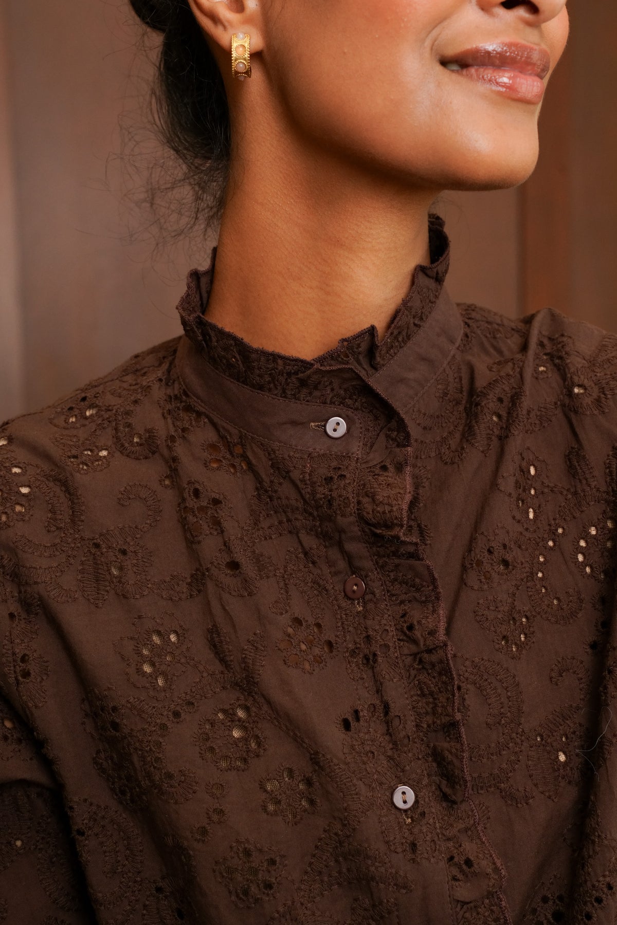 Chemise marron brodée à volants