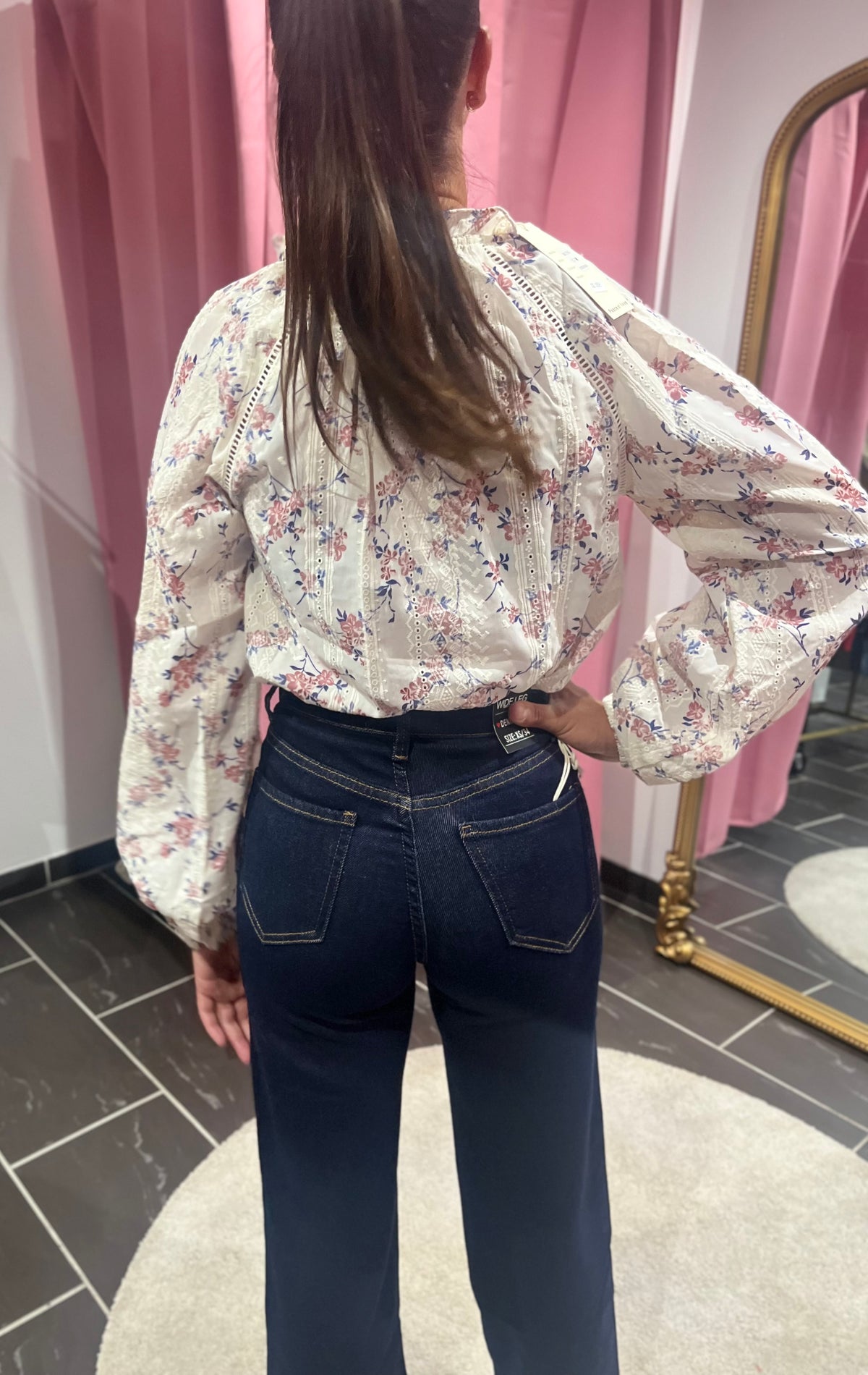 Chemise fleurie écrue, rose & bleu – Détails brodés