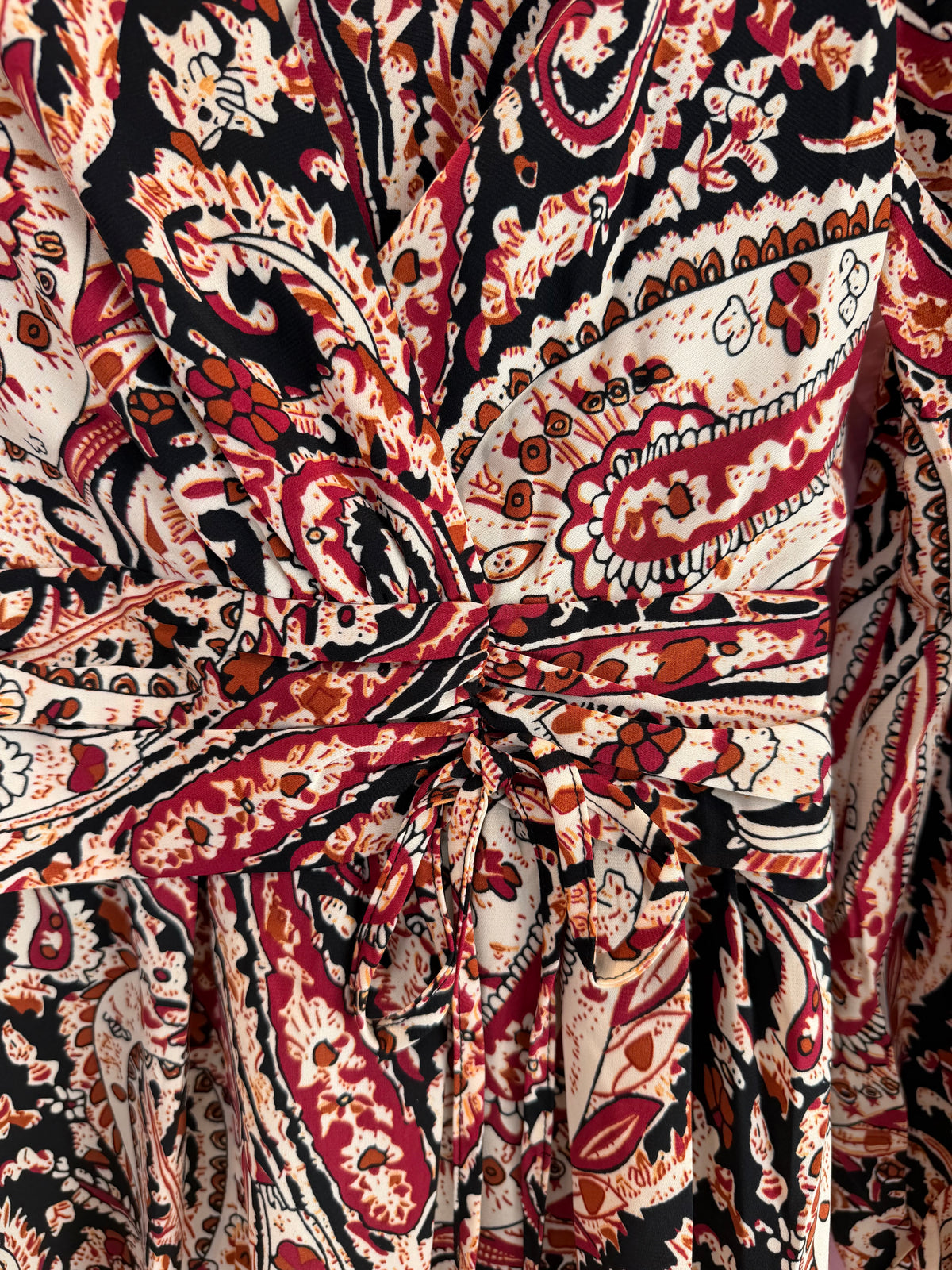 Robe cache-cœur imprimé cachemire – Bordeaux, Noir & Beige