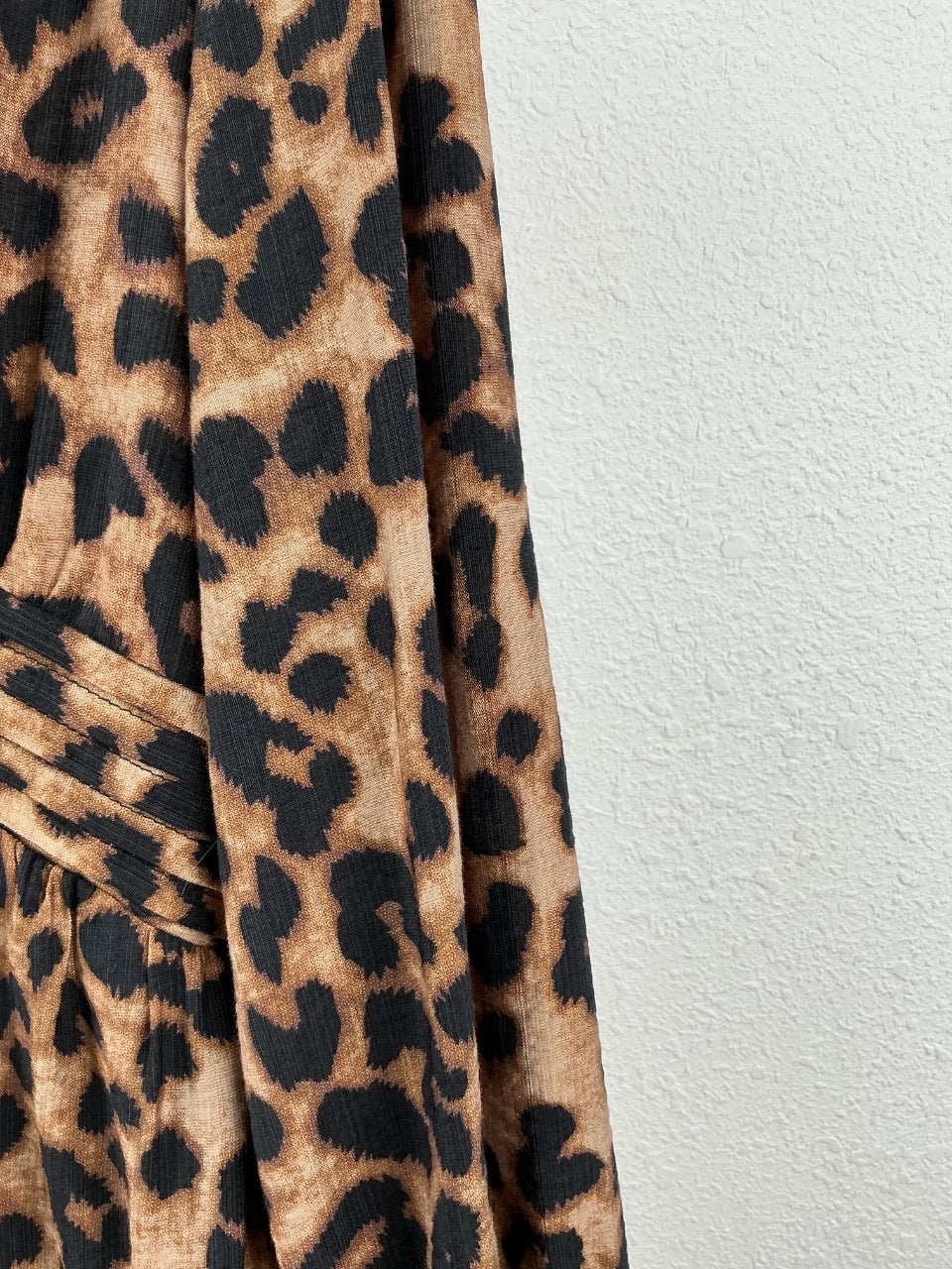 Robe courte léopard – Camel & Noir