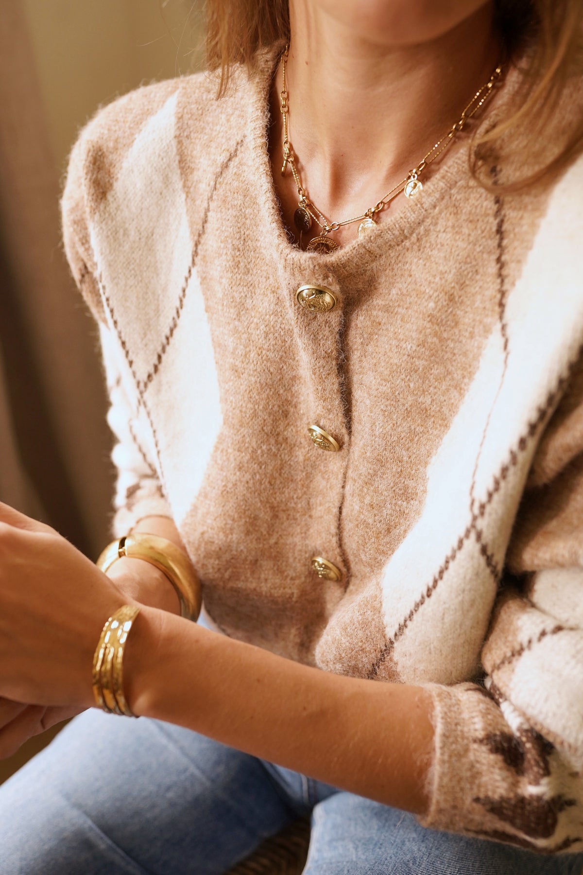 Gilet maille jacquard taupe & écru – boutons dorés