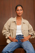 Veste courte beige à taille ajustable