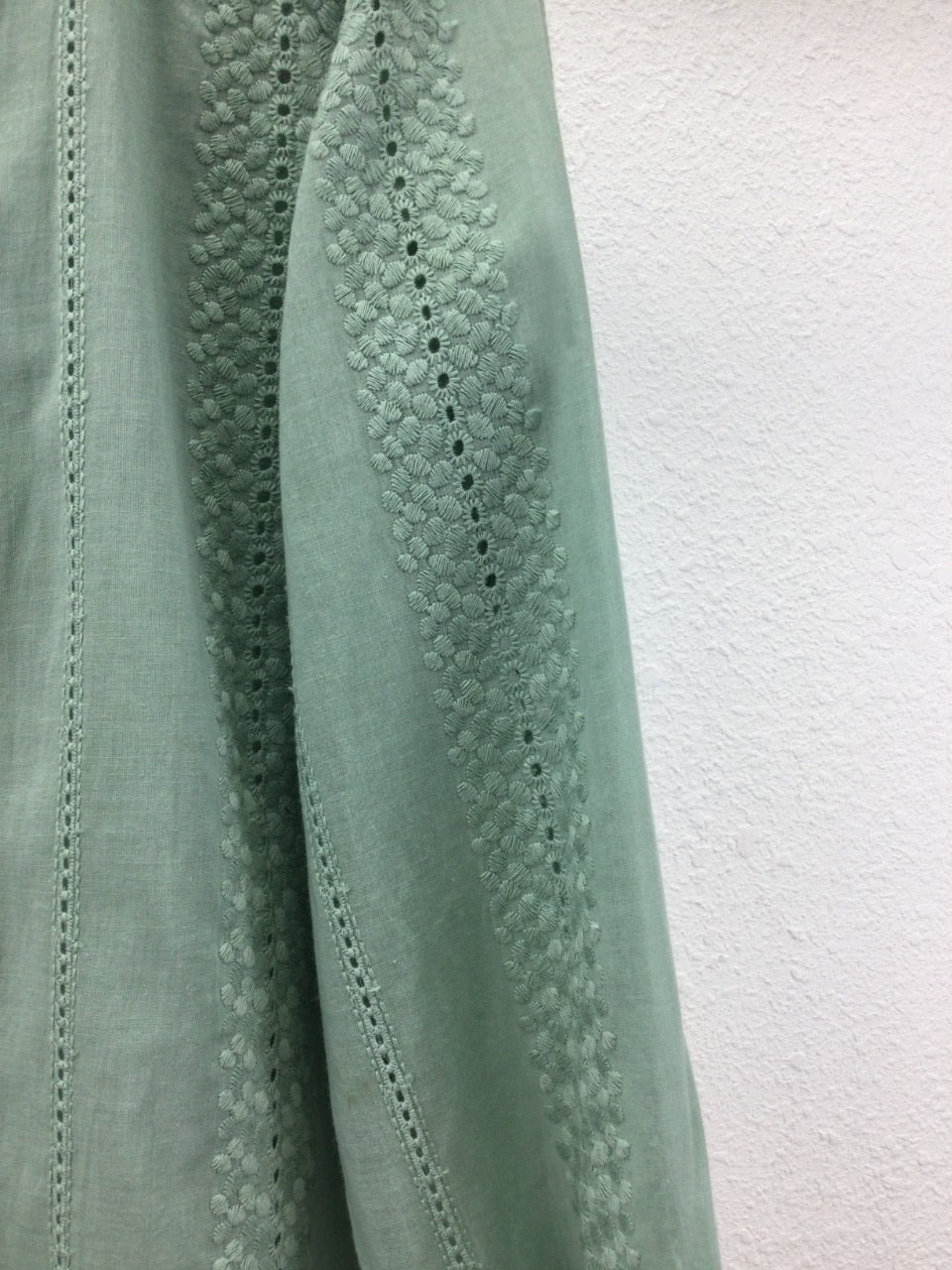 Blouse vert sauge brodée 100 % coton