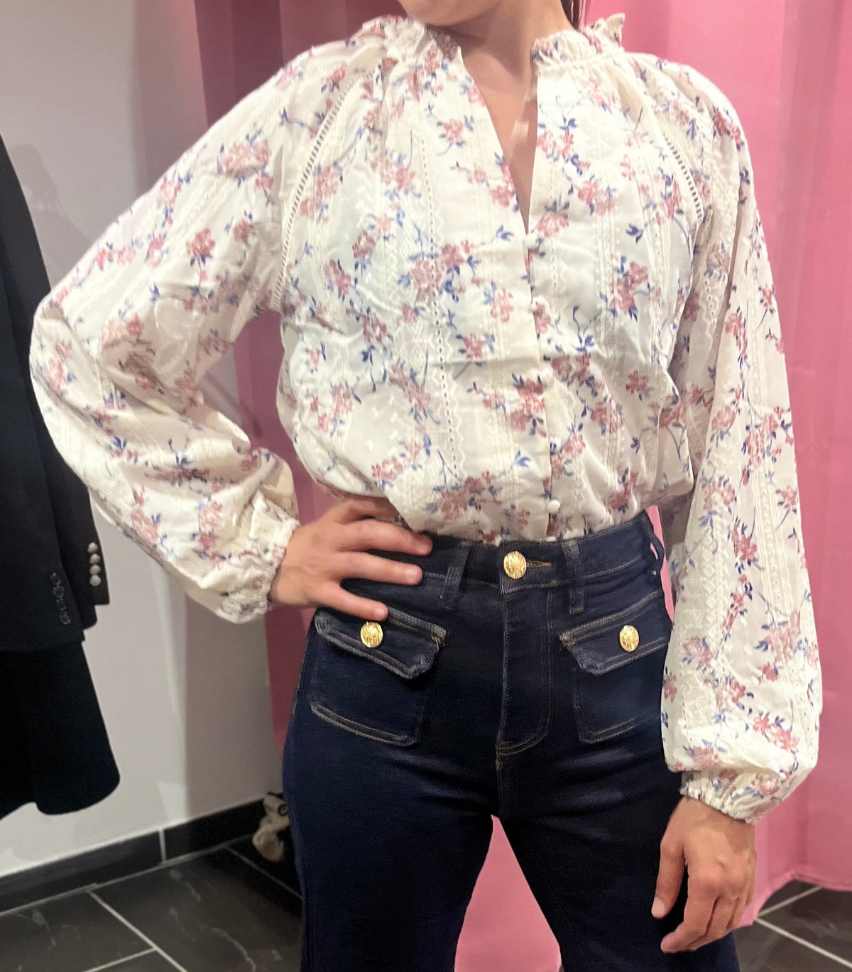 Chemise fleurie écrue, rose & bleu – Détails brodés