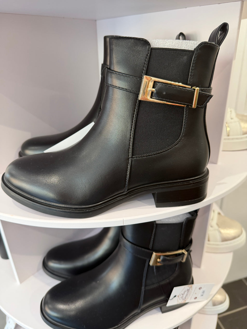 Bottines noires à boucle dorée