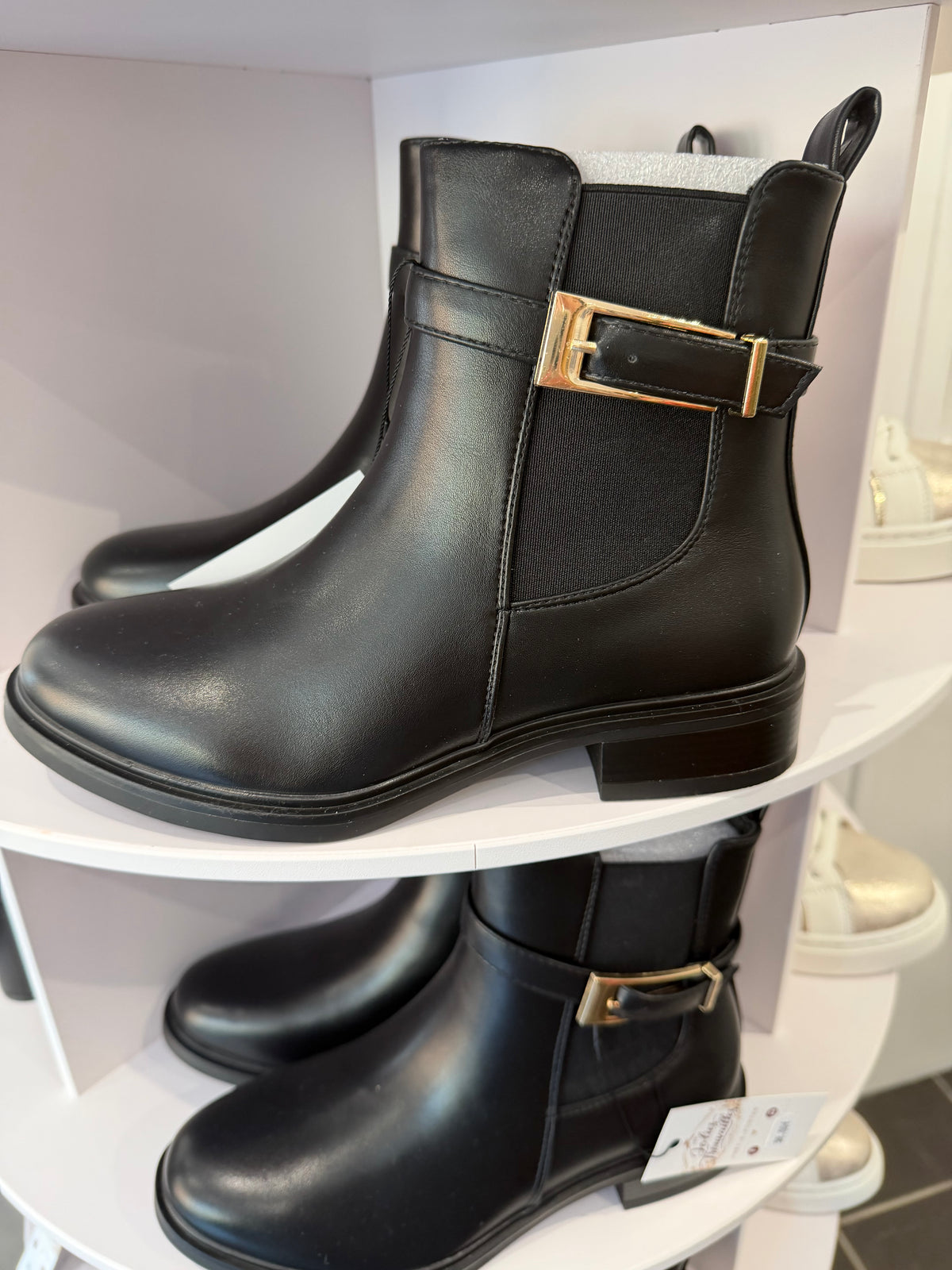 Bottines noires à boucle dorée