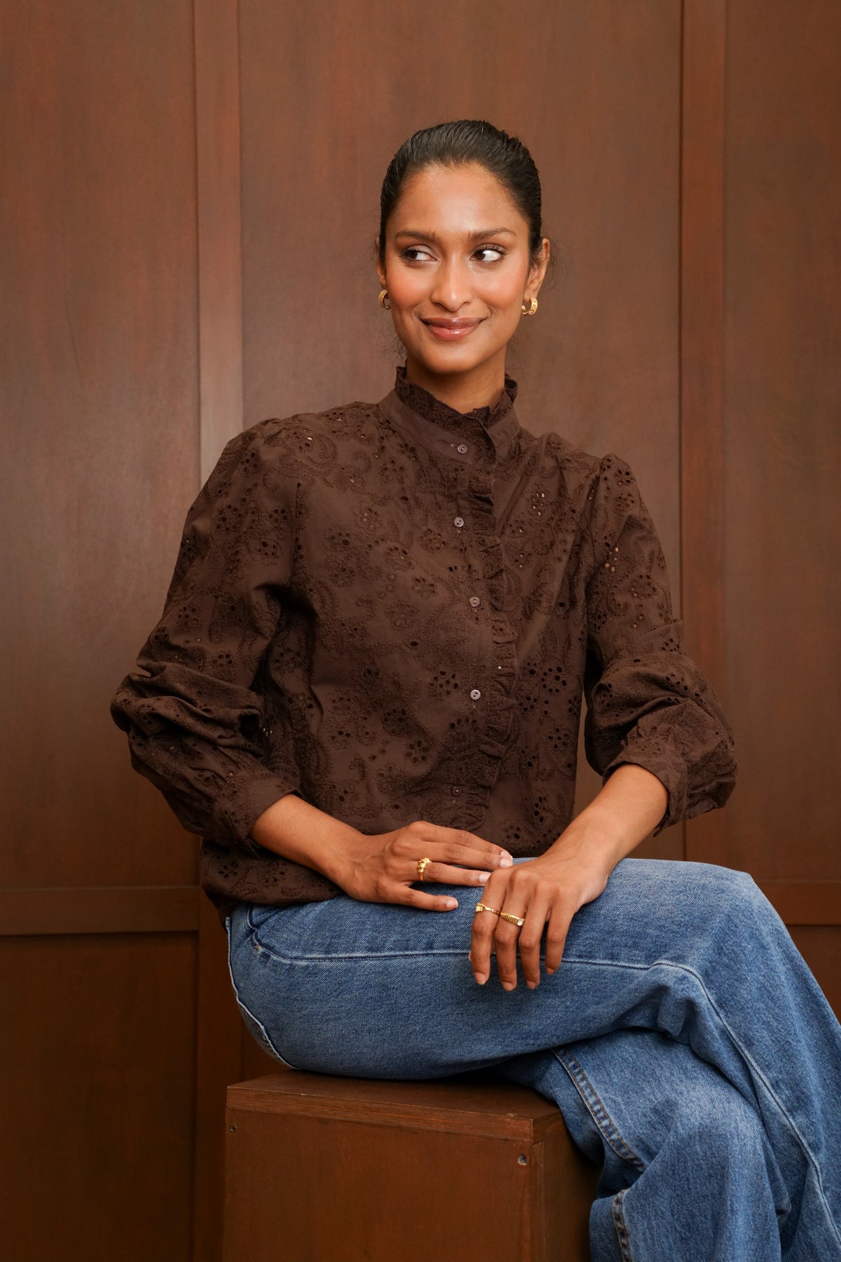 Chemise marron brodée à volants