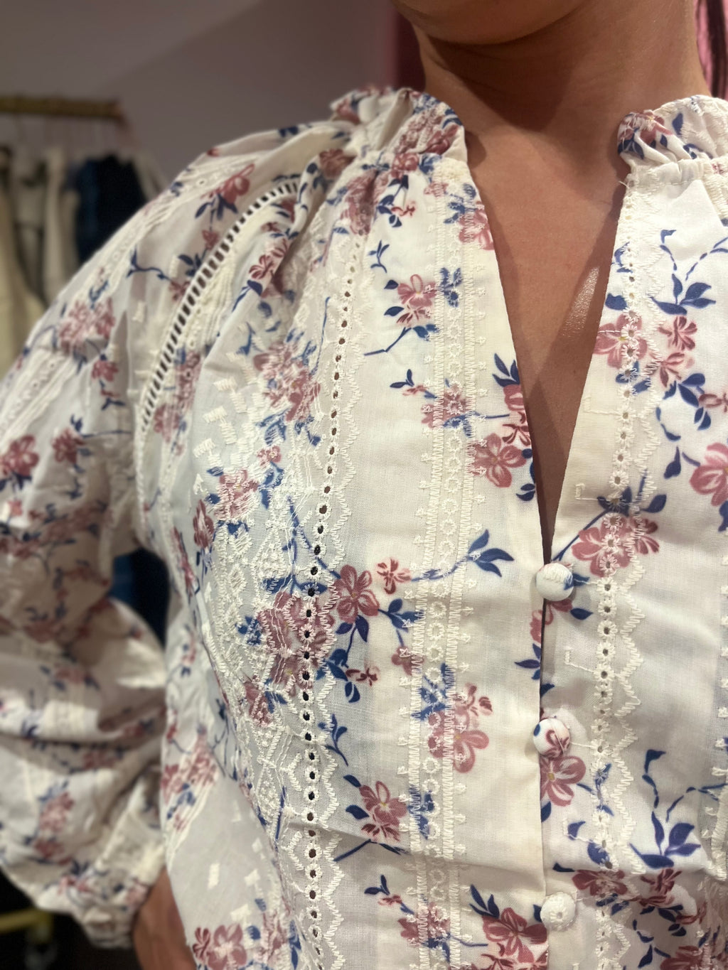 Chemise fleurie écrue, rose & bleu – Détails brodés