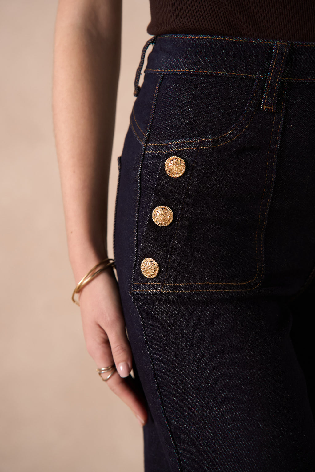Jean femme grande taille wide leg brut à boutons dorés – Livia