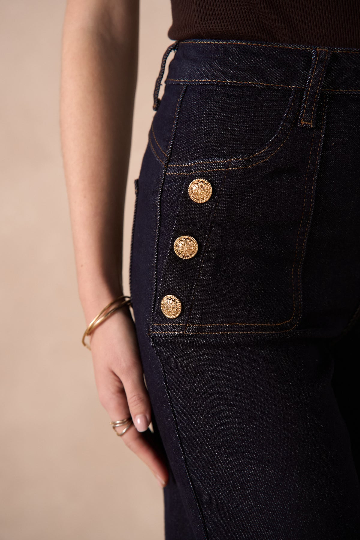 Jean femme grande taille wide leg brut à boutons dorés – Livia