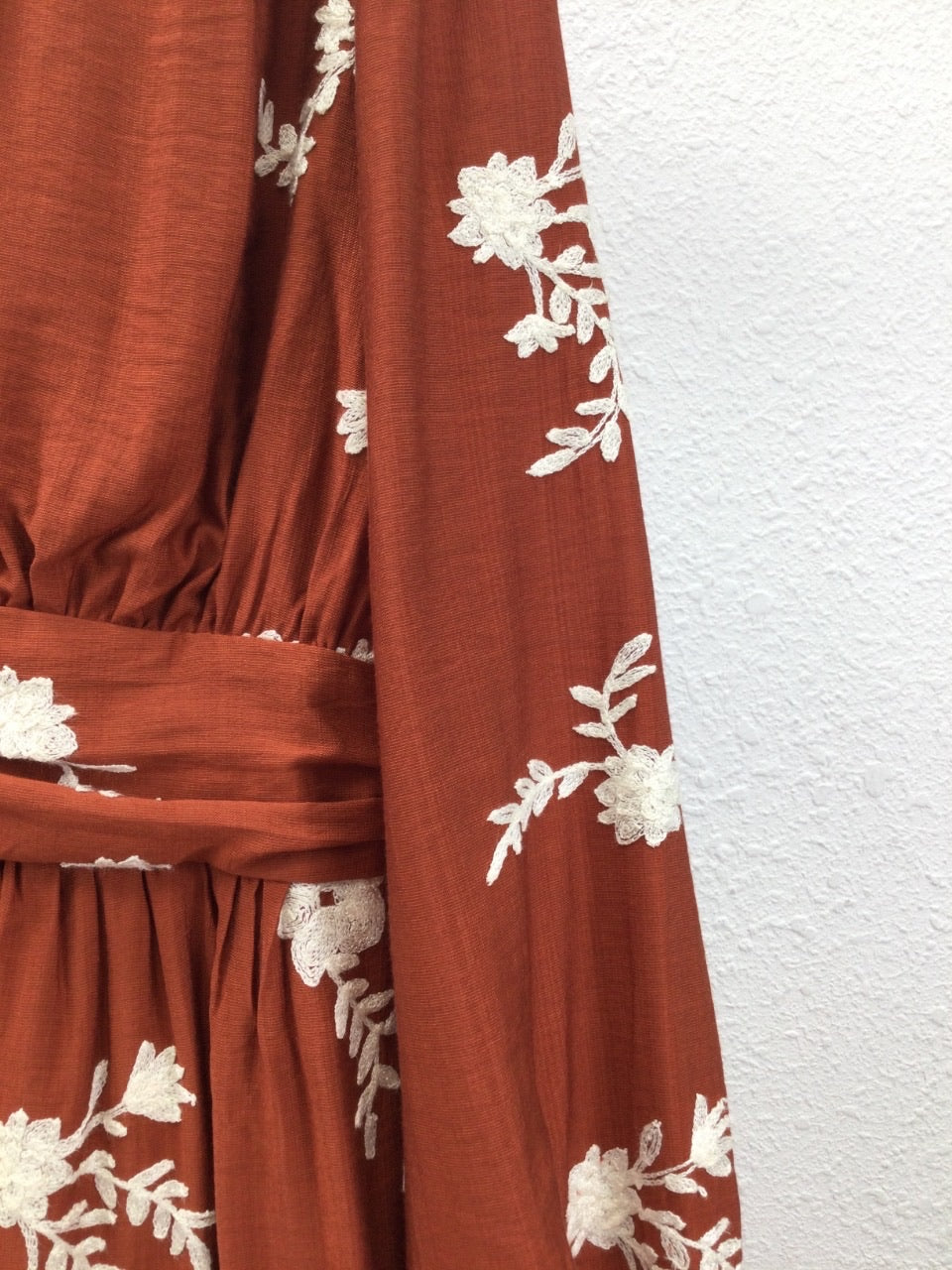 Robe terracotta brodée fleurie