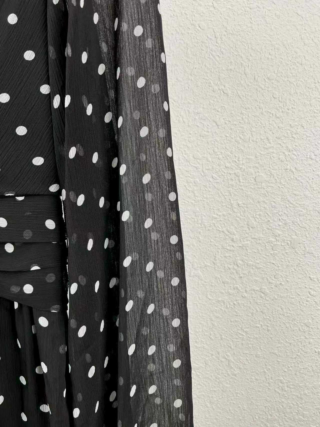 Robe Cache-Cœur à Pois – Noire