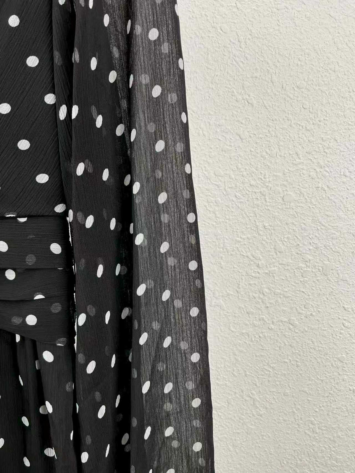 Robe Cache-Cœur à Pois – Noire