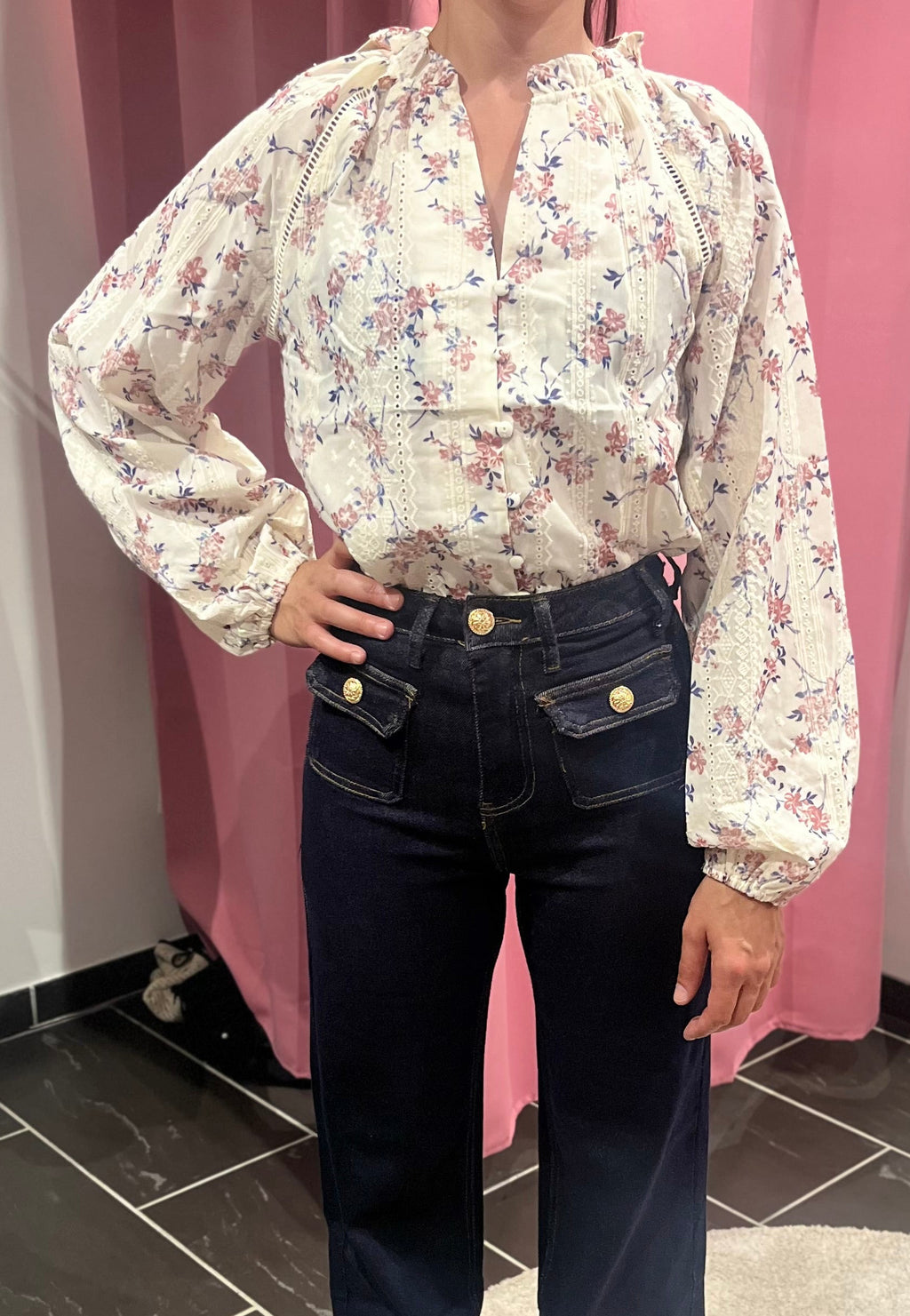 Chemise fleurie écrue, rose & bleu – Détails brodés